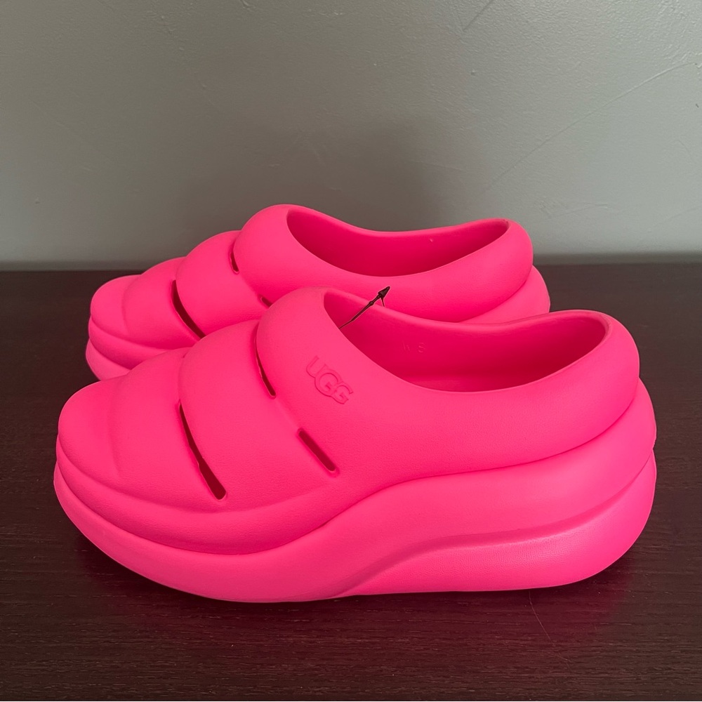 UGG Sport Yeah Clog Slip On Women's Size 8
Taffy pink